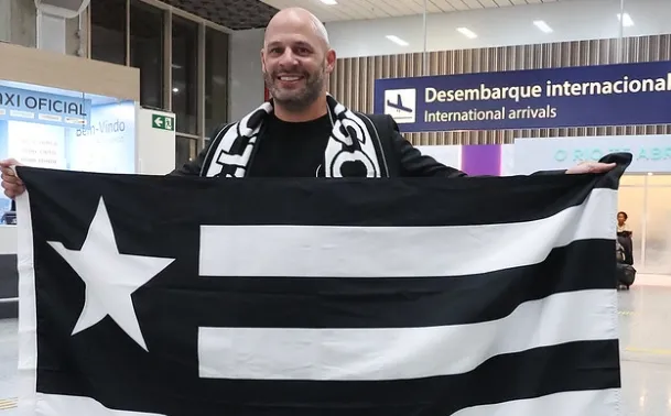 Novo técnico do Botafogo desembarca no Rio: 'Uma honra estar aqui'