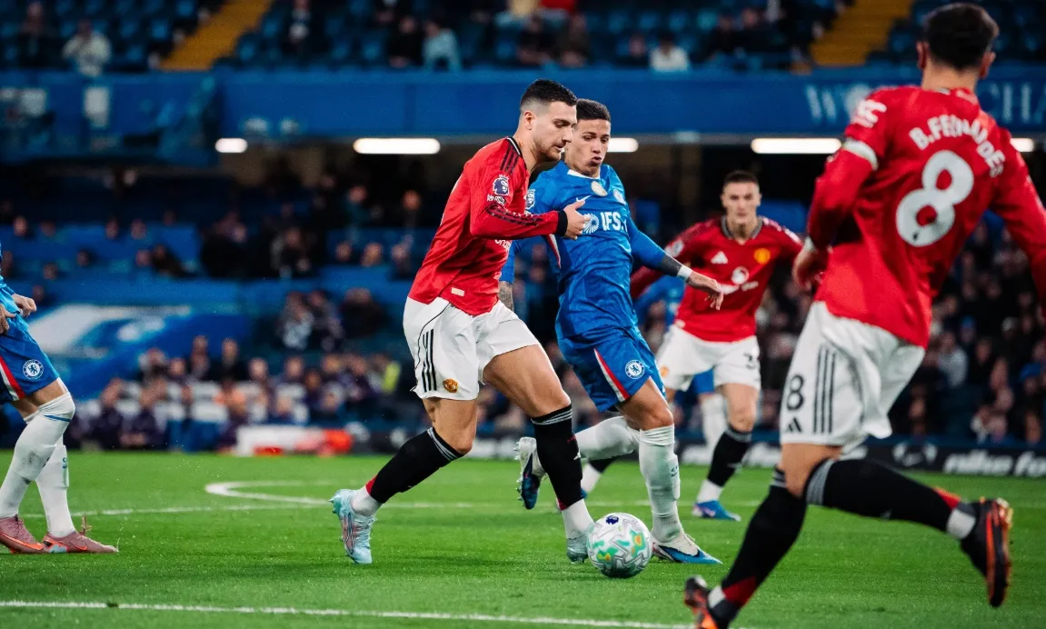 Chelsea x Manchester United: Estêvão sai lesionado e United vence