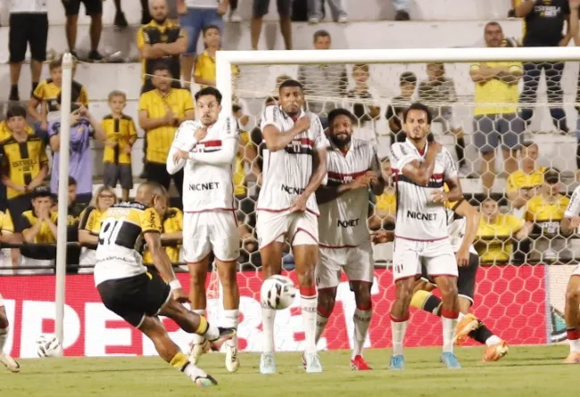 Otero dá a vitória ao Criciúma no último lance (Foto: Celso da Luz-CEC)