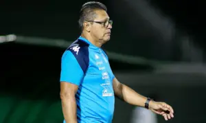 Sizenando defende elenco do Guarani e rebate vaias no Brinco