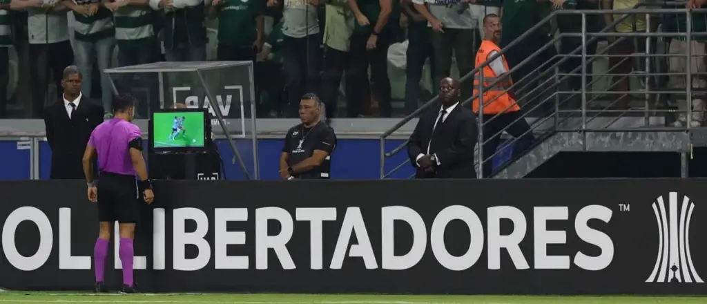 Veja detalhes do áudio do VAR em lance de pênalti para o Palmeiras