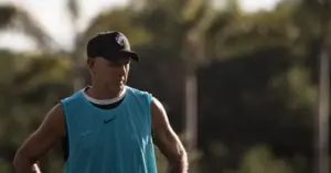 Técnico do Vasco vira alvo da Conmebol por ausência na Sul-Americana