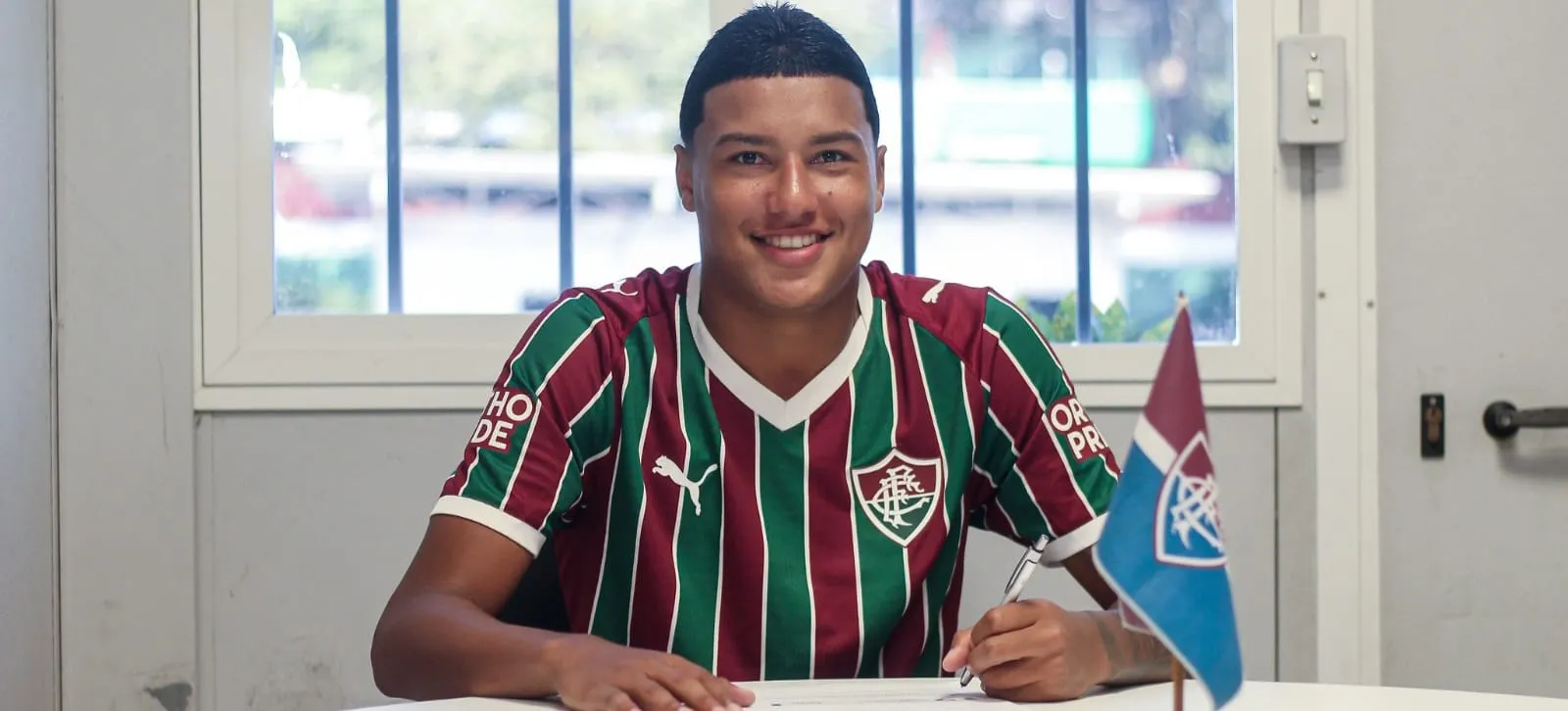 Fluminense oficializa a contratação de promessa capixaba