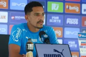 Disputando titularidade no Bahia, Gilberto projeta mudança de função
