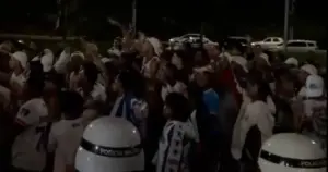 Bahia enfrenta protestos da torcida e sai ‘pelos fundos’ da Fonte Nova