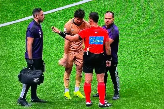 Goleiro Richard, do Ceará, sofre trauma no ombro e passa por exames em BH