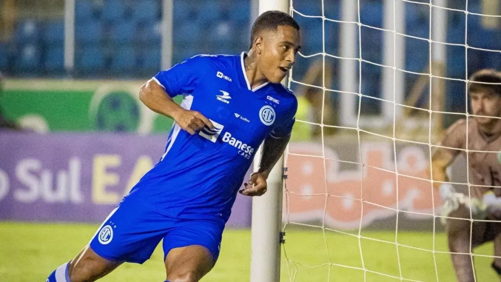 Breyner Camilo disputa titularidade Confiança