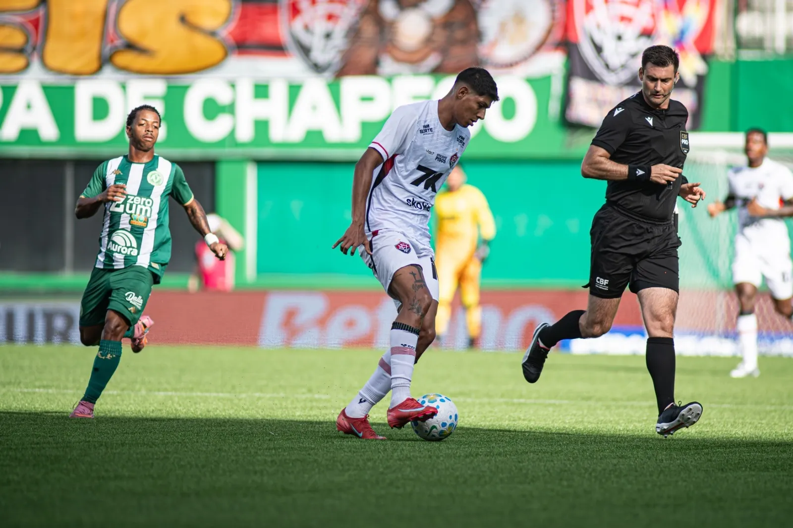 Chapecoense 1 x 1 Vitória - Leão segura Chape com menos um! (Foto: Victor Ferreira/ECV)