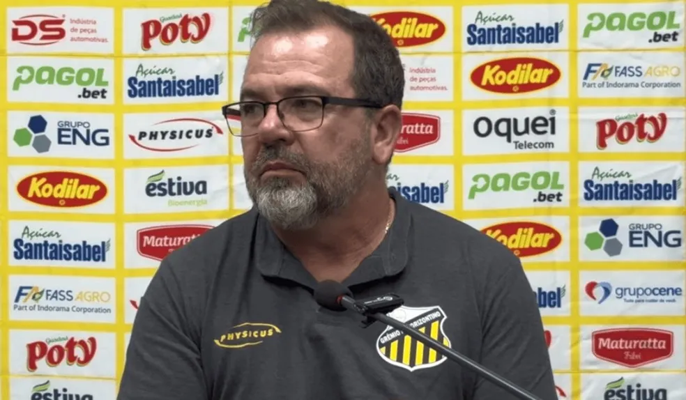Enderson Moreira rebate críticas e descarta medo de demissão no Novorizontino (Foto: Reprodução/YouTube TV Novorizontino)