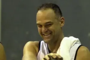 Flamengo eterniza camisa 14 do basquete em tributo a Oscar Schmidt