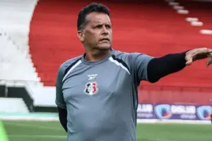 Santa Cruz busca resolver atrasos salariais após reuniões com o elenco