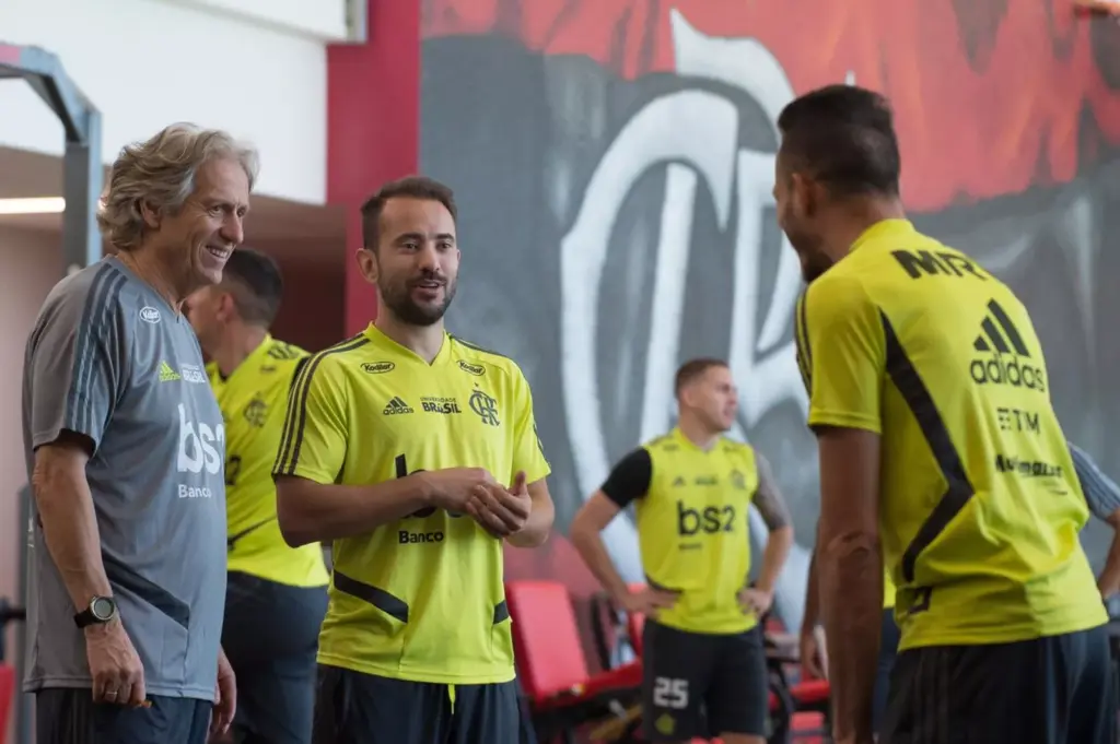 Ex-jogadores e Jorge Jesus se reúnem em chamada para celebrar aniversário de Everton Ribeiro