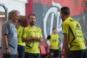 Ex-jogadores e Jorge Jesus se reúnem em chamada para celebrar aniversário de Everton Ribeiro