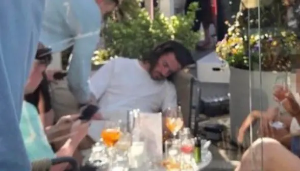 grealish dorme em cobertura de bar