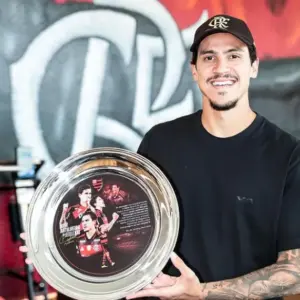 Pedro recebe homenagem no Flamengo: 'Uma marca muito grande'