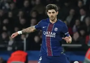 Luis Enrique rasga elogios a Beraldo após atuação improvisada no PSG: 'Ataca e defende bem'