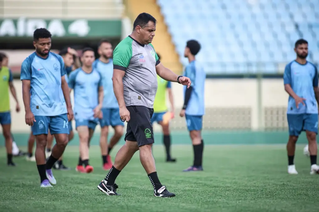 Leston Júnior escalação Floresta