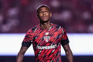 Diretor de futebol detona o sumiço de Arboleda no São Paulo