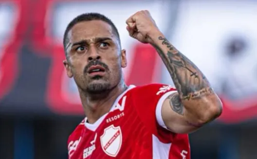 Atacante do Vila Nova é expulso por fazer gesto de 'roubo' para o juiz