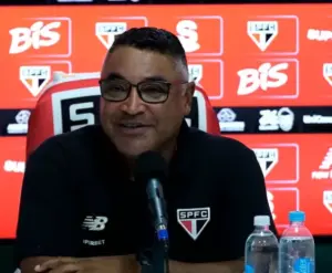 Roger Machado vê vitória estratégica e admite relação 'estremecida' com torcida