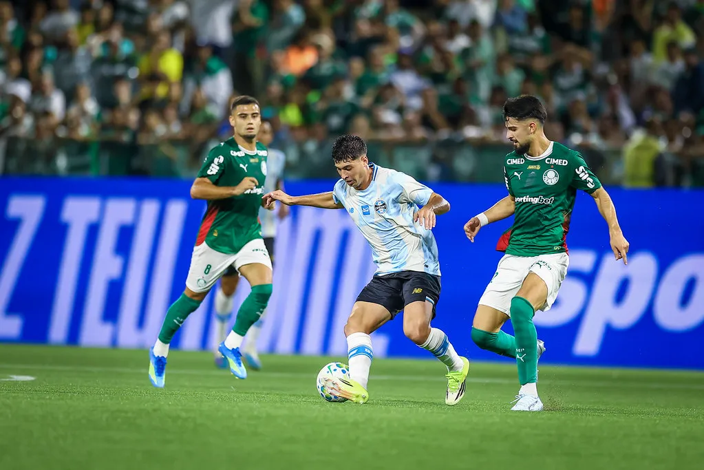 Palmeiras 2 x 1 Grêmio - Verdão segue isolado no topo do Brasileirão 2 Palmeiras Grêmio Brasileirão