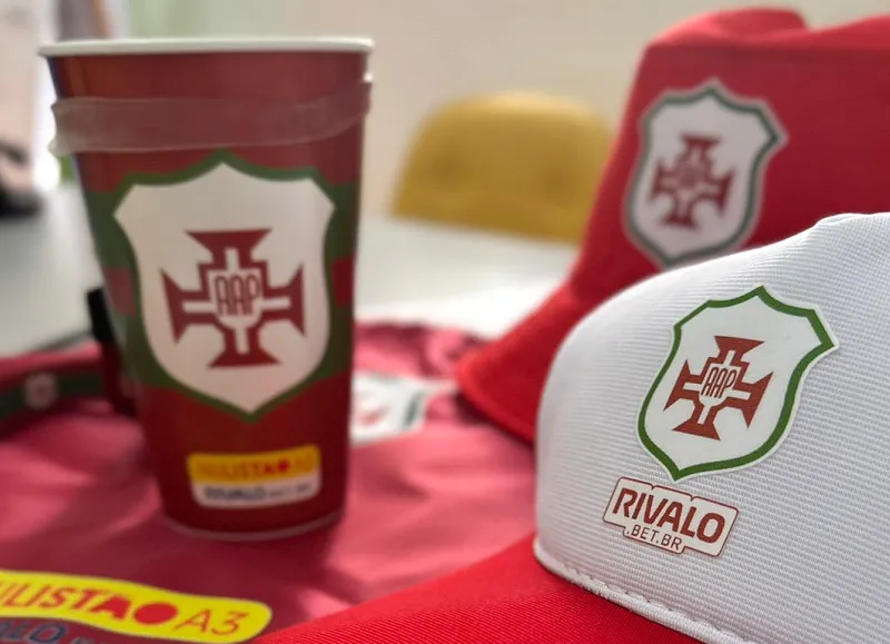 Camisetas, bonés e mais: jogo que define se Portuguesa Santista sobe, pelo Paulistão A3 Rivalo, terá distribuição de brindes