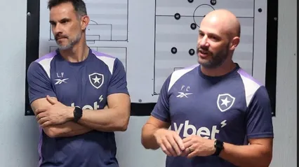 Franclim Carvalho (á dir.) ao lado de seu auxiliar técnico. (Foto: Vítor Silva/Botafogo)