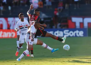 Vitória-BA 2 x 0 São Paulo - Com um a mais, Leão segura o Tricolor no Barradão