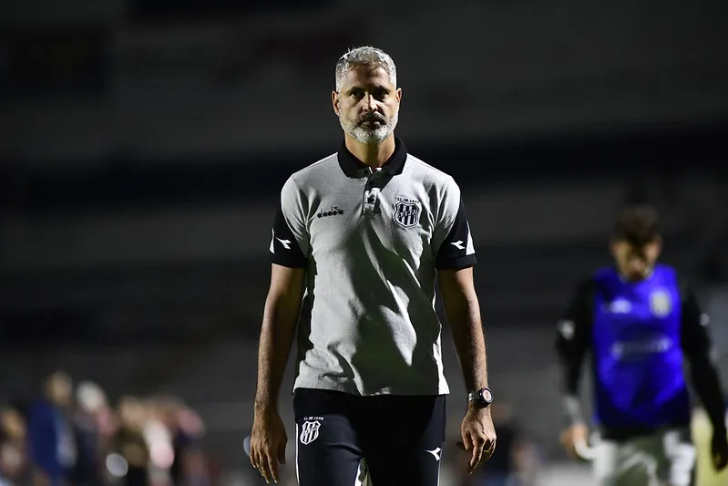 Técnico da Ponte Preta prega foco na Série B após polêmicas