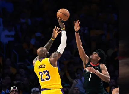 LeBron James é 1º pai a jogar com filho em playoffs da NBA e Lakers ganham