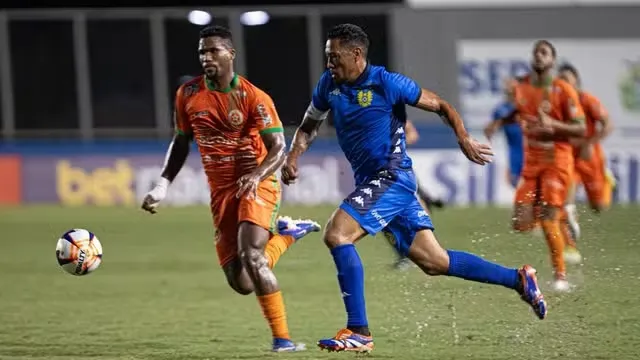 Nacional-AM 2 x 0 Guaporé-RO - Vitória e primeiro lugar na classificação (Foto: João Normando)