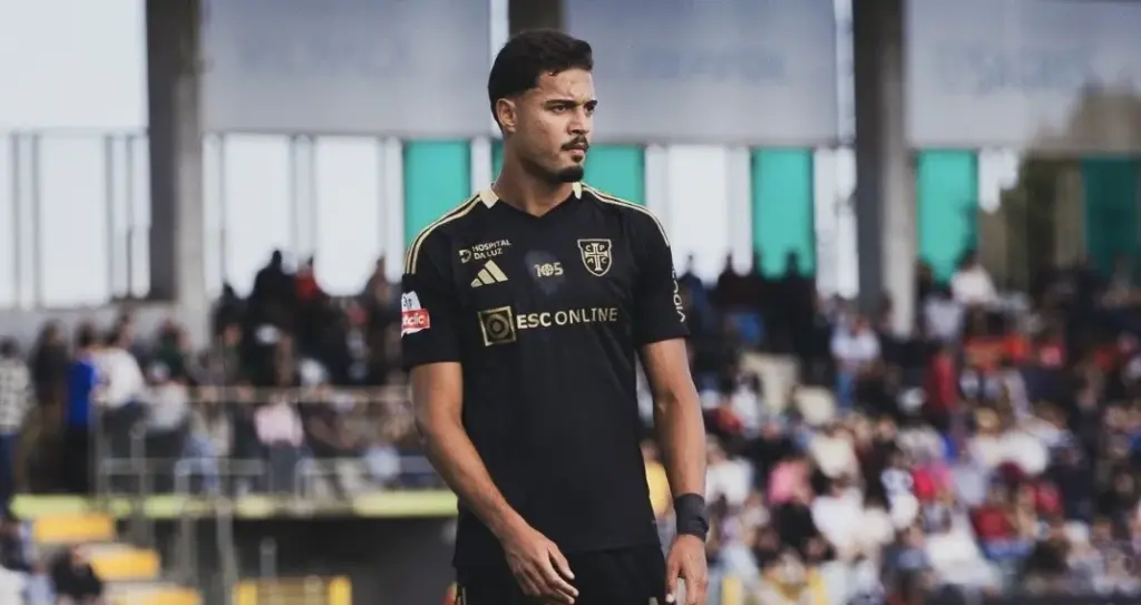 Ex-Botafogo, David Sousa lidera defesa do Casa Pia e celebra permanência