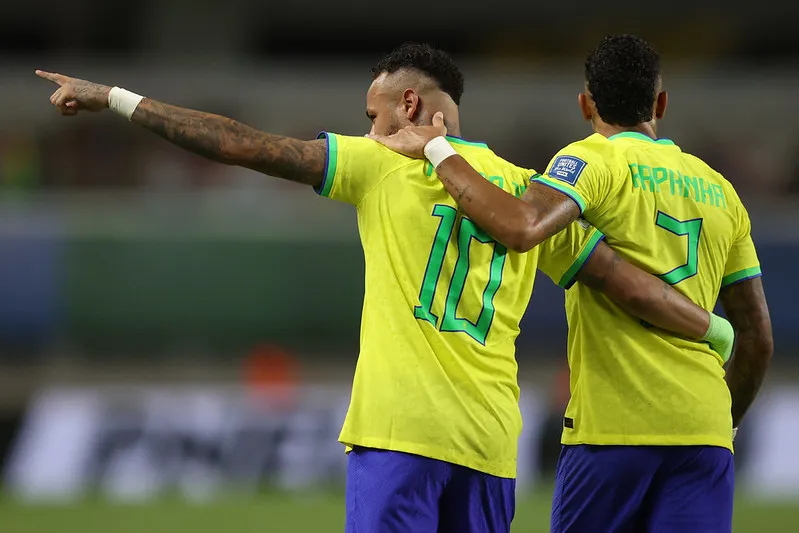 Neymar e Raphinha (Foto: Vitor Silva / CBF)