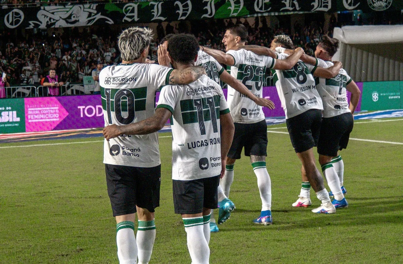 Bahia se prepara para enfrentar o Coritiba em confronto direto no topo (Foto: Luís Lisbôa/Coritiba)