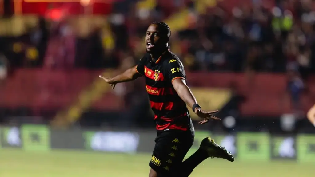 Sport conta com retorno de Iury Castilho para enfrentar o CRB na Série B 2 Iury Castilho volta aos treinos no Sport e vira reforço para o jogo contra o CRB (Foto: Paulo Paiva/SCR)