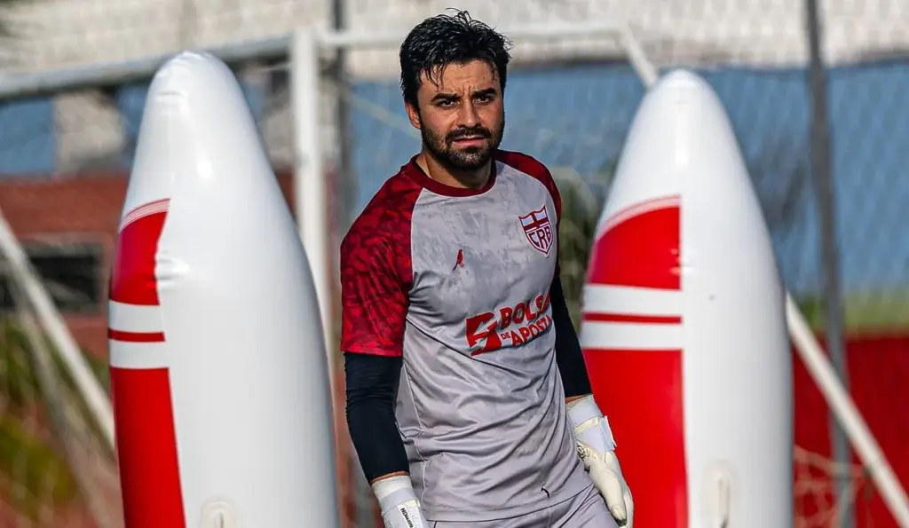 Goleiro Matheus Albino passará por cirurgia e desfalca o CRB (Foto: Francisco Cedrim/CRB)
