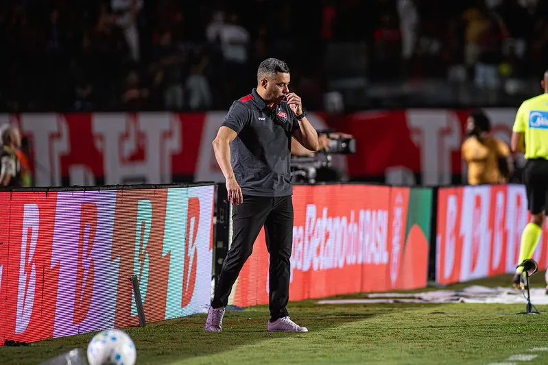 Jair Ventura critica arbitragem após derrota do Vitória para o Bragantino (Foto: Victor Ferreira/ECV)