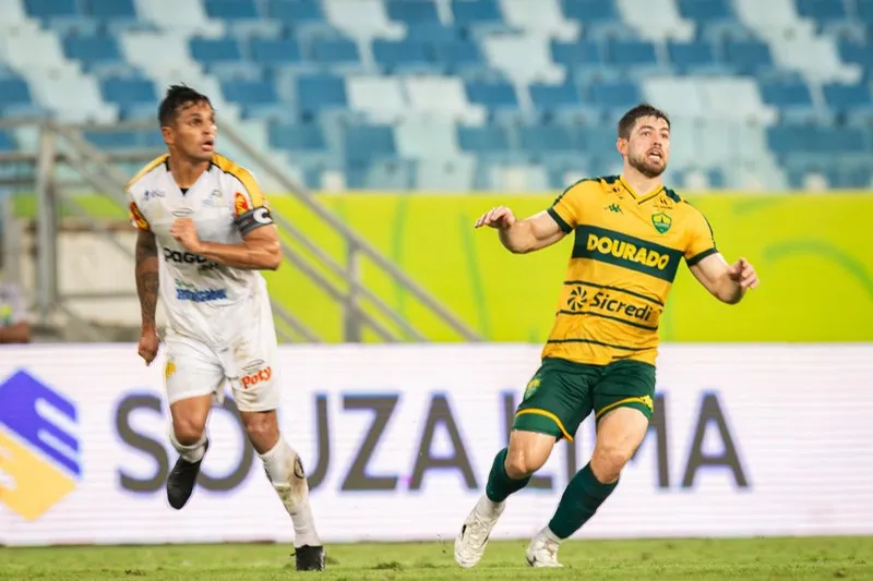 Cuiabá 0 x 0 Novorizontino - Empate morno não ajuda ninguém 3 Cuiabá e Novorizontino empataram por 0 a 0 na noite deste sábado (16), na Arena Pantanal, pela nona rodada da Série B do Campeonato Brasileiro (Foto: Ascom/Dourado)