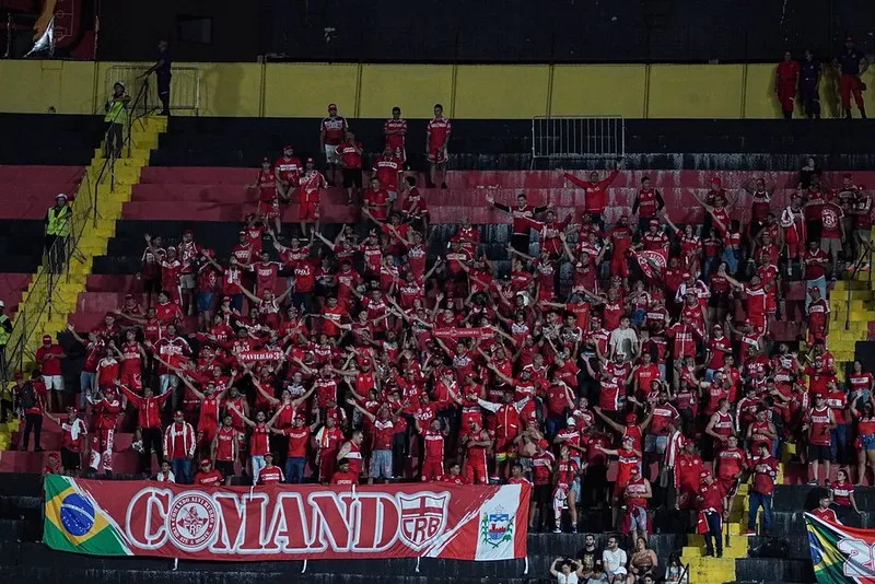 Sport 1 x 2 CRB - Galo quebra invencibilidade do Leão na Série B 3 Torcida do CRB faz a festa na Ilha do Retiro (Foto: Divulgação/CRB)
