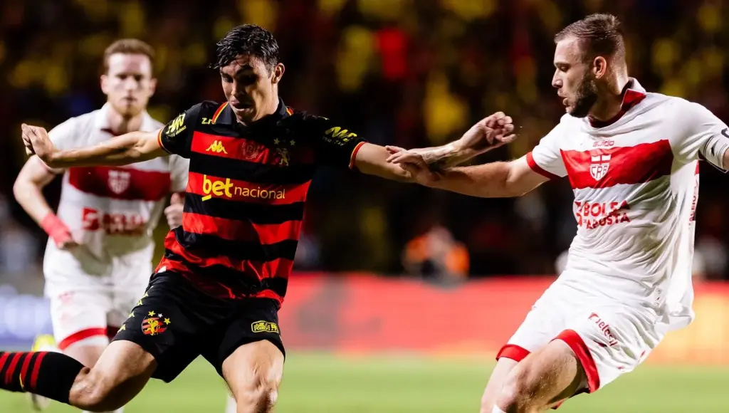 Eduardo Barroca celebra recuperação do CRB após vitória sobre o Sport 2 Barroca elogia evolução tática e reconexão com a torcida após o CRB bater o Sport fora de casa na Série B (Foto: Paulo Paiva / Sport Recife)
