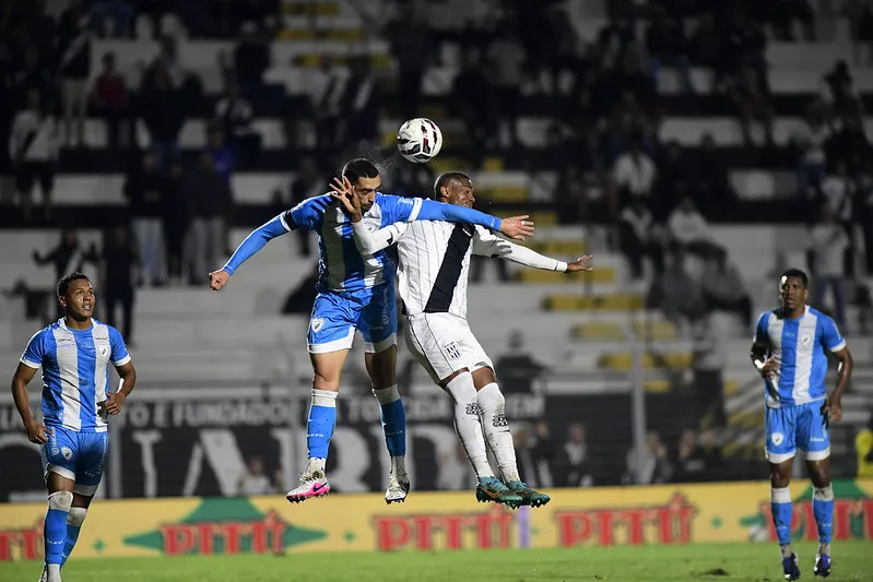 O Londrina goleou a Ponte Preta por 4 a 1, na noite desta segunda-feira (18), no Estádio Moisés Lucarelli, em Campinas (Foto: Divulgação/PontePress)