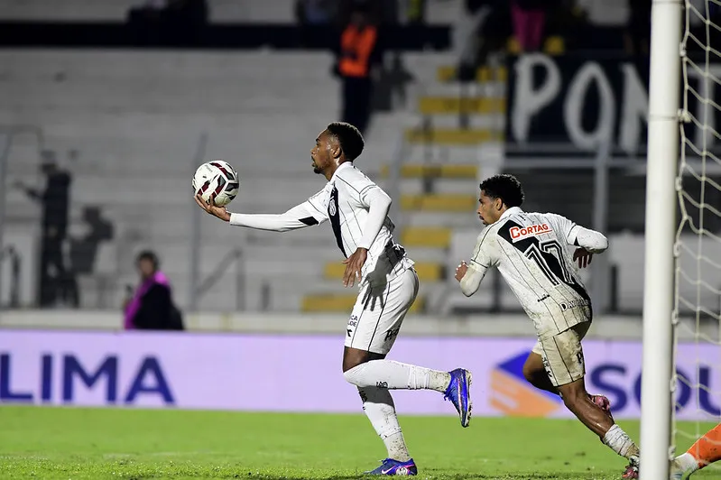 Ponte tentou reação, mas sofreu goleada em casa  (Foto: Divulgação/PontePress)
