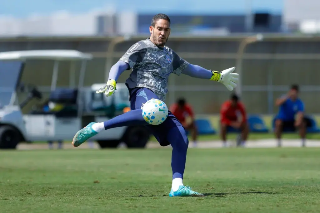 Goleiro Ronaldo volta aos treinos no Bahia e vira opção para Rogério Ceni 2 Goleiro Ronaldo volta aos treinos no Bahia e vira opção para Rogério Ceni (Foto: Rafael Rodrigues/ECB)