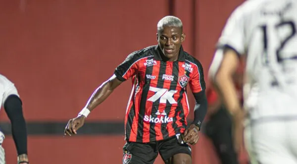 Atacante Anderson Pato passa por cirurgia no menisco e só volta ao Vitória após a Copa do Mundo (Foto: Victor Ferreira/ECV)