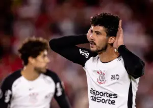 Gustavo Henrique chega a grande marca no Corinthians