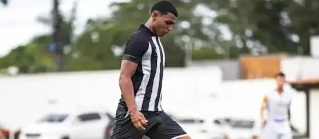 Ceará renova contrato com lateral-direito até o fim de 2028