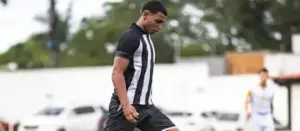 Ceará renova contrato com lateral-direito até o fim de 2028