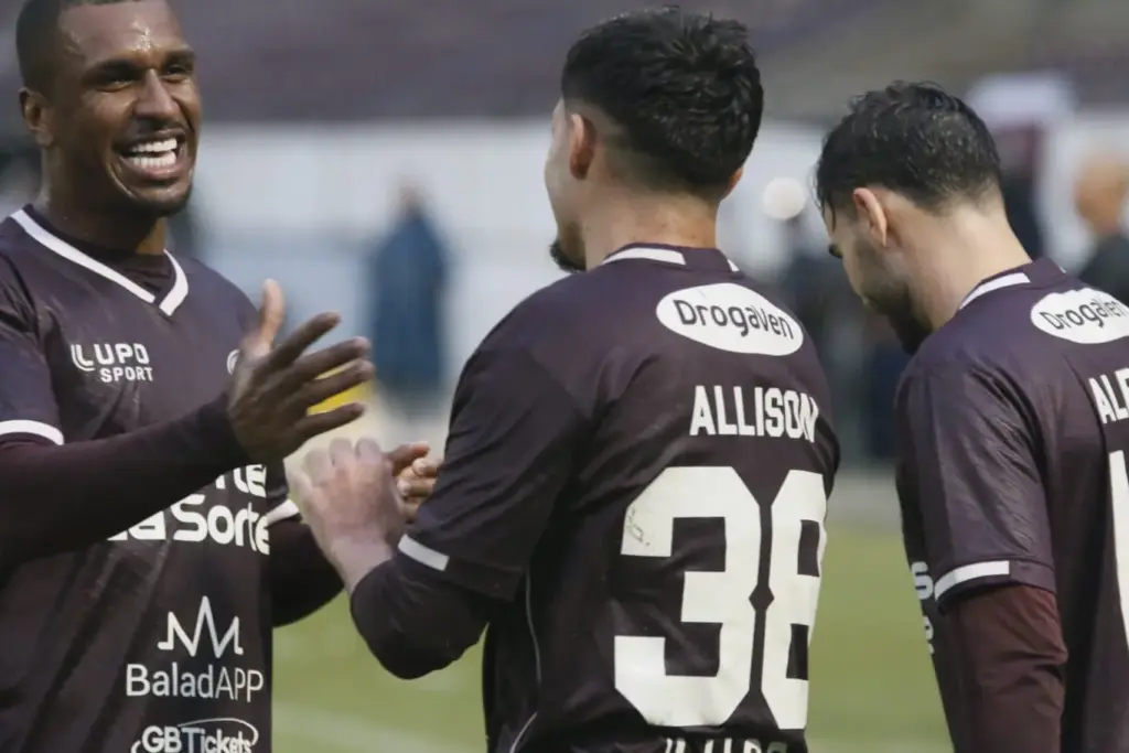Ferroviária 1 x 0 Brusque-SC - Locomotiva vence e cola no G-8