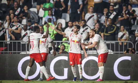 Bragantino goleia Vasco em Sao Januario