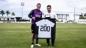 Vina atinge marca de 200 jogos pelo Ceará e ganha homenagem